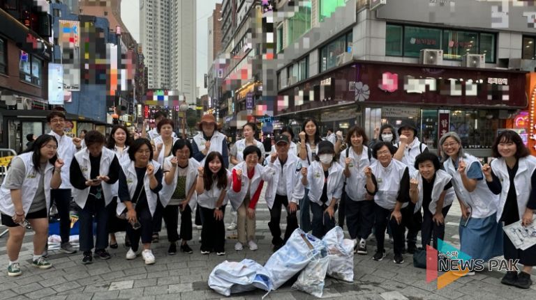 지난 2일 철산 상업지구 일대에서 시민과 함께하는 ‘기후의병 줍킹데이’ 행사 참여자들이 기념사진을 촬영하고 있다.