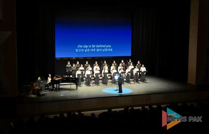 지난 11일 광명극장에서 청년 합창단 '위드(WITH)'의 제2회 정기연주회가 진행 중이다.