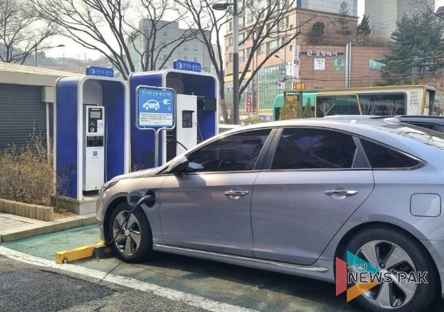광명시청 전기차 충전소에서 중인 승용차