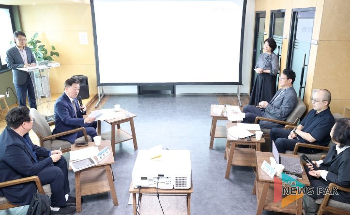 박승원 광명시장이 14일 철산동 이동노동자 쉼터에서 ‘2026년 광명시 생활임금의 적정 수준과 노동정책 방향’을 주제로 한 토론회에 참석해 발언하고 있다.