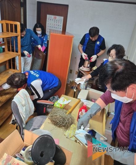 광명시 하안1동 바르게살기위원회는 지난 12일 관내 주거취약가정을 방문해 도배, 주거환경 정비 봉사활동을 펼쳤다.