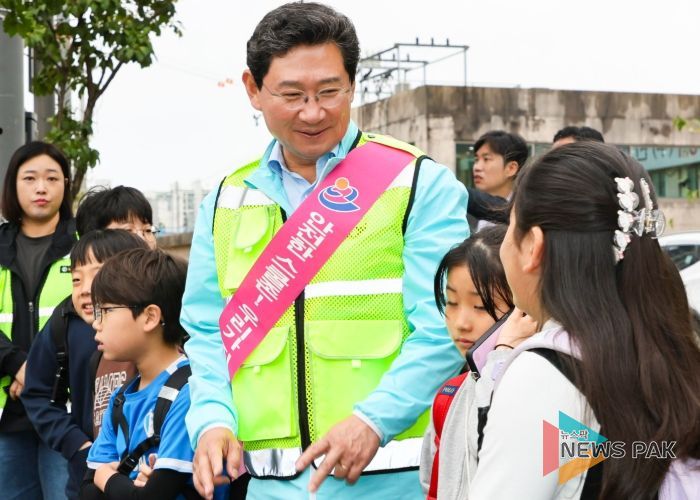 이상일 용인특례시장은 14일 처인구 고진초를 방문해 어린이 교통지도봉사에 참여했다
