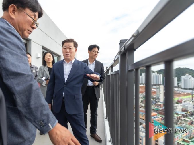 박승원 광명시장이 지난 14일 오후 입주를 앞둔 준공을 앞둔 광명제4R구역 재개발정비사업 현장 '광명센트럴아이파크'를 방문해 품질점검을 하고 있다.