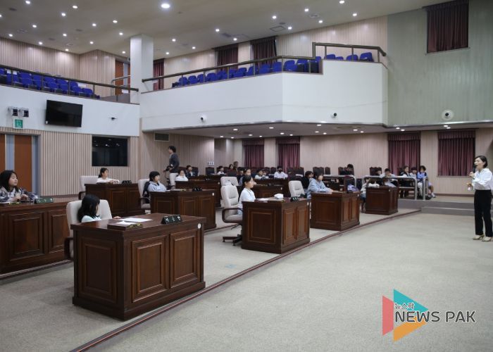 군포시의회가 15일 개최한 2025년도 제2회 모의의회 현장. 당동초등학교 학생자치회 소속 학생 30명이 모의의회에 참가했다.