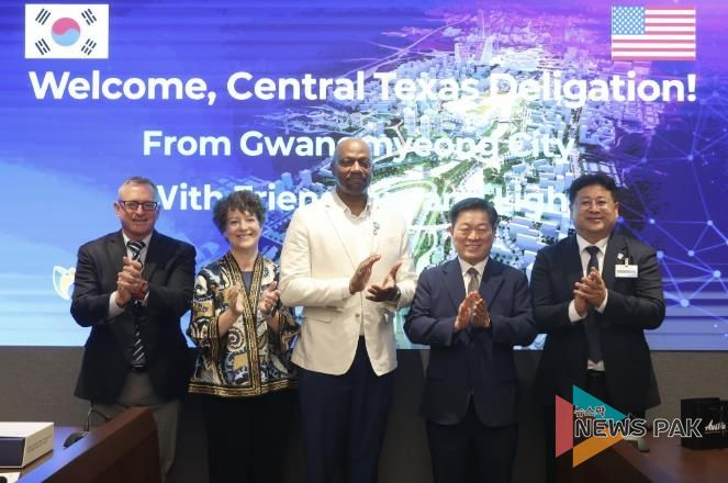 박승원 광명시장(사진 왼쪽 네 번째)이 지난 15일 열린 상호결연도시 미국 오스틴시 중부 텍사스 대표단 방문 간담회에 참석해 기념사진을 촬영하고 있다. 사진 왼쪽부터 마크 듀발(Mark Duval) 오스틴 아시안 상공회의소 대표이사, 크리스티 브라이언트(Kristie Bryant) 오스틴시 자매도시협회 의장, 에릭 존슨(Eric Johnson) 오스틴시 부시 관리자, 박승원 광명시장, 광명시 일일명예시장.