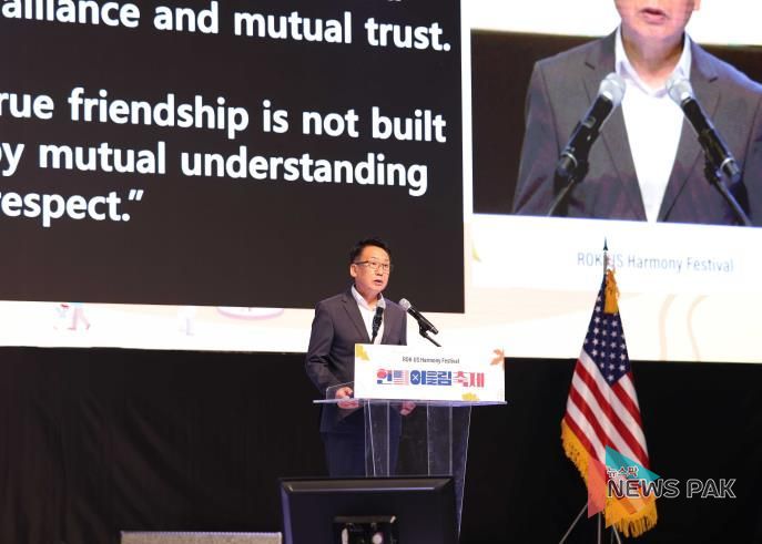 한미어울림 축제에서 축사하는 강정구 의장