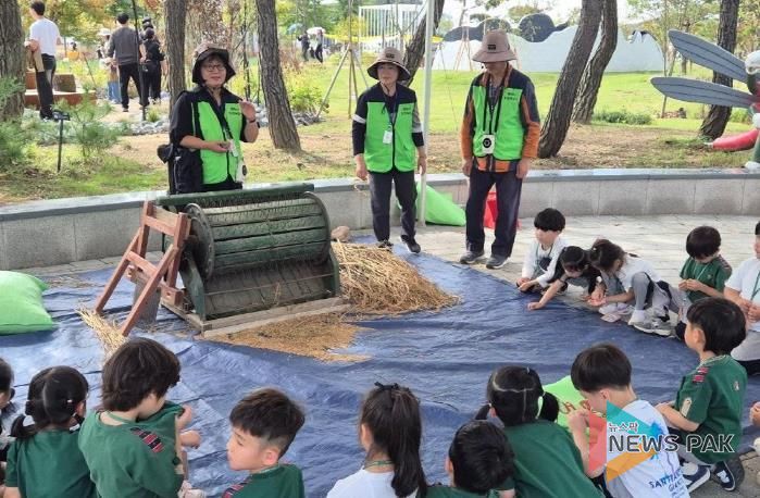 평택시, ‘농업생태원 벼 탈곡 체험’, 도시민과 농업이 가까워지다