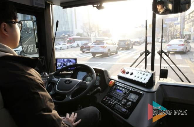안양시 주야로의 관리자가 핸들에서 손을 떼고 운전석에 앉아 자율주행을 제어하고 있다