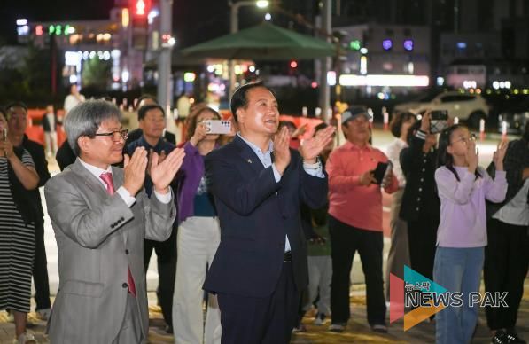 이권재 오산시장이 10월16일 신동아2차아파트 점등식에 참석한 모습