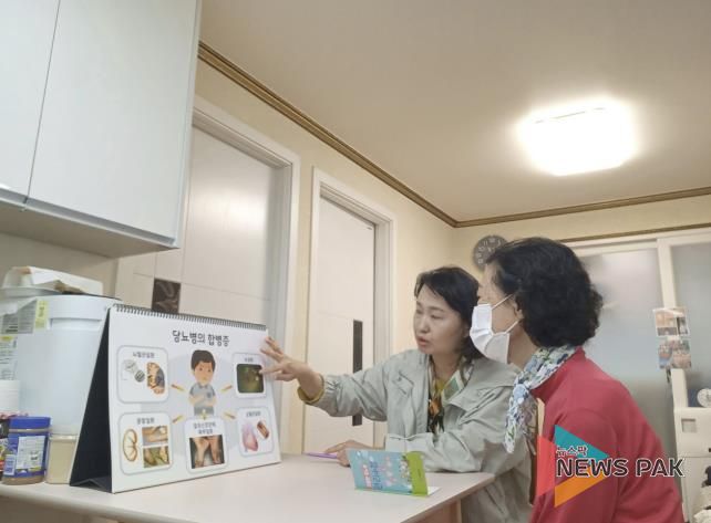 방문간호사가 개별 가정에 직접 방문하여 건강상담 및 개인별 보건교육을 하고 있다