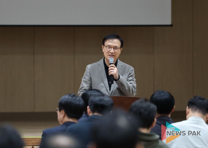 임태희경기도교육감이 10월27일 부천신도초등학교 신마루 체육관에서 열린 '2025 학교 시설개방 활성화 학교장 연수'에서 간담회를 갖고 있다.