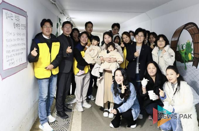 이상일 용인특례시장은 2일 동백호수공원 벽화그리기 현장을 찾아 봉사자들을 격려했다