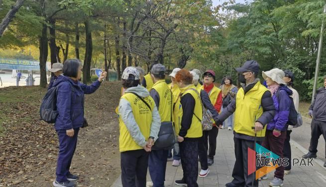 안양 동안치매안심센터는 치매가족 숲생태체험 프로그램으로 학의천 생태체험을 진행했다