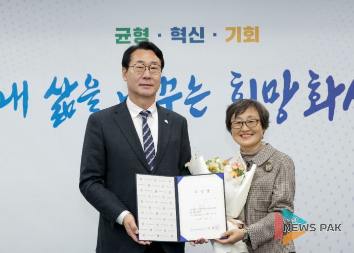 정명근 화성특례시장과 염미연 화성시여성가족청소년재단 신임 대표이사가 임명장을 들고 기념촬영을 하고 있다