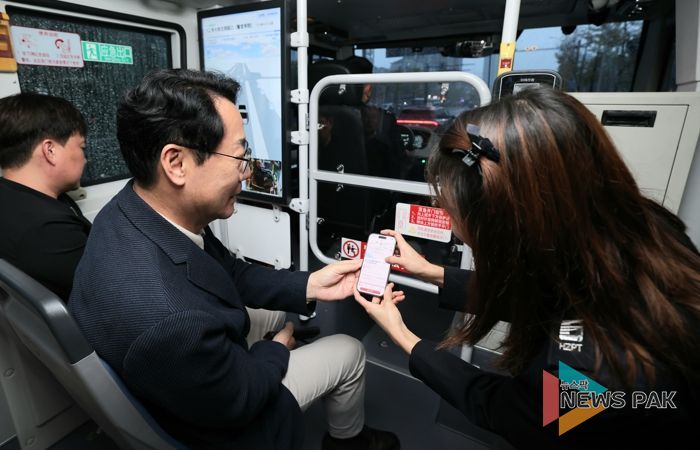 정명근화성특례시장이 항저우시 공공교통 유한회사를 방문하여 자율주행 시스템을 체험하고 있다.