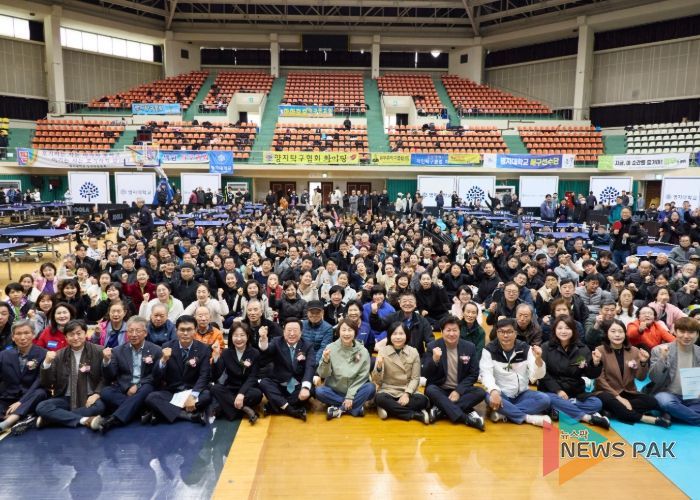 2025년 용인특례시의회 의장배 탁구대회에서 참석자들이 기념촬영을 하고 있다.