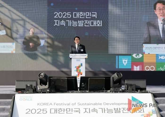 정명근 화성특례시장이 지난 5일 2025년 지속가능 발전대회 개막식에서 환영사를 하고 있다