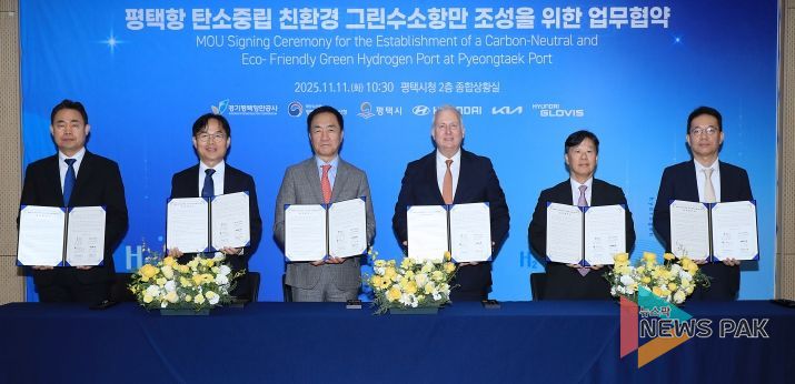 왼쪽부터 경기평택항만공사 사장 직무대행 김금규, 평택지방해양수산청장 도경식, 평택시장 정장선, 현대차 부사장 켄 라미레즈, 현대글로비스 상무 김정석, 기아 상무 이덕현