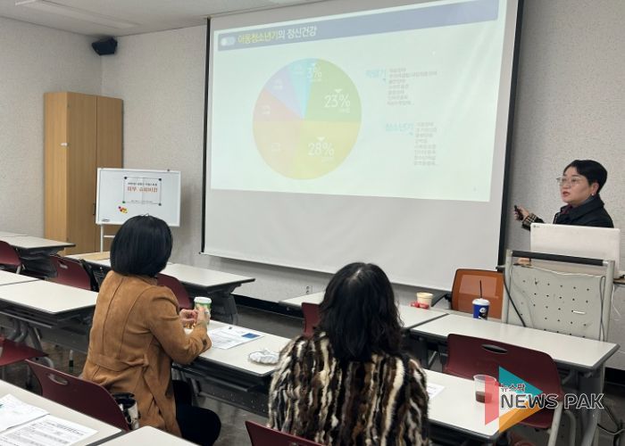 지난 12일 광명도서관 문화교실에서 '외부 전문가 슈퍼비전'교육이 진행되고 있다.
