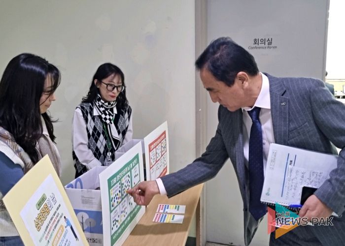 HU공사 한병홍 사장이 ‘상호 존중 에티켓 자가 진단’ 행사에 참여중이다.