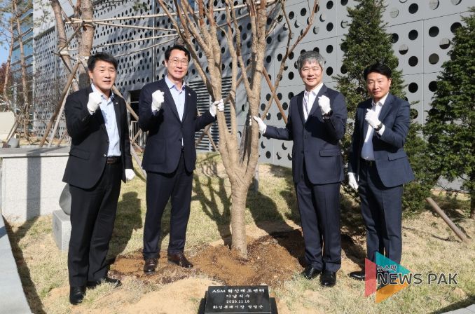 정명근 화성특례시장, 배정수 화성특례시의회 의장, 이영석 ASM코리아 대표가 기념 식수를 하고 기념촬영을 하고 있다