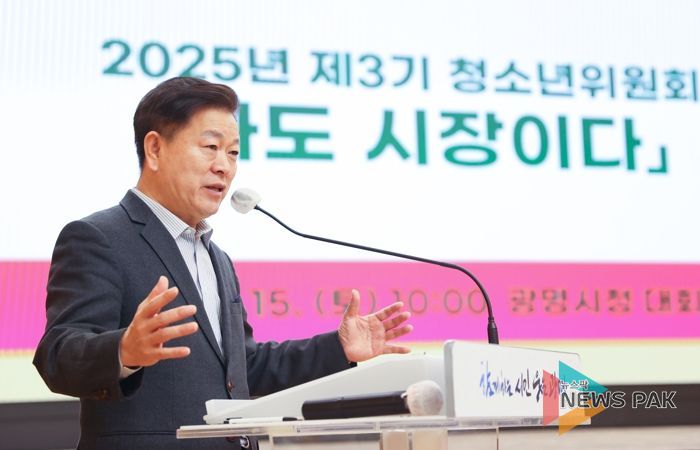 박승원 광명시장이 지난 15일 시청 대회의실에서 개최한 청소년 정책제안 보고회 '나도 시장이다'에 참석해 인사말을 하고 있다.