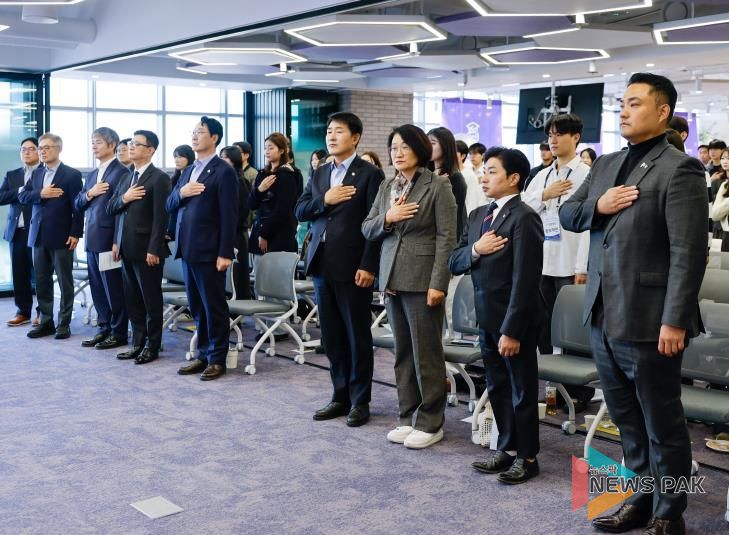 테크노폴 수료회 참석 시의원 국민의례 모습