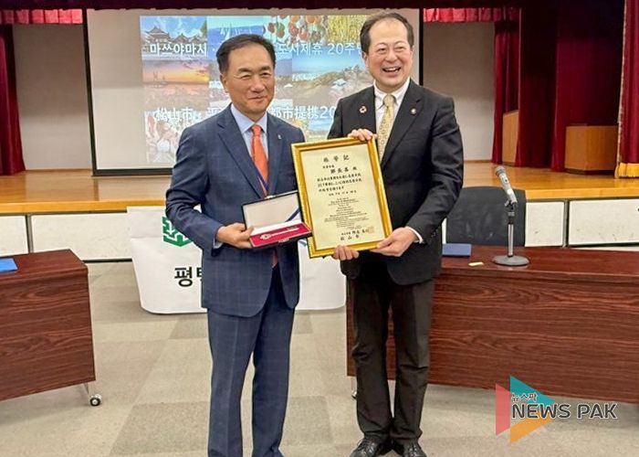 왼쪽부터 정장선 평택시장, 노시 카츠히토 마쓰야마시장