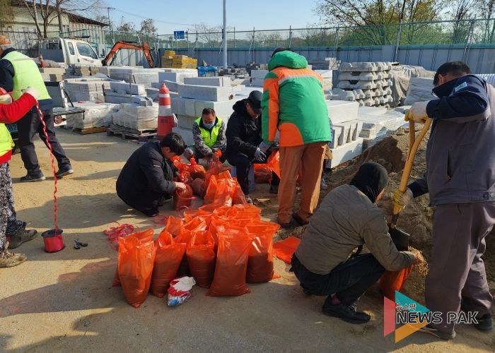 지산동 자율방재단, 대설 대비 모래주머니 제작