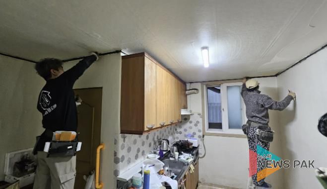 시흥시, 중장년 '도배기능사' 수료생, 취약가구 대상 재능기부