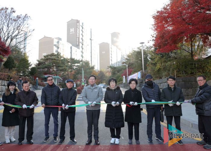 19일 교동마을 현대홈타운 정문에서 이상일 시장과 시 관계자, 입주민들이 진출입로 준공 기념 테이프커팅을 하고 있다
