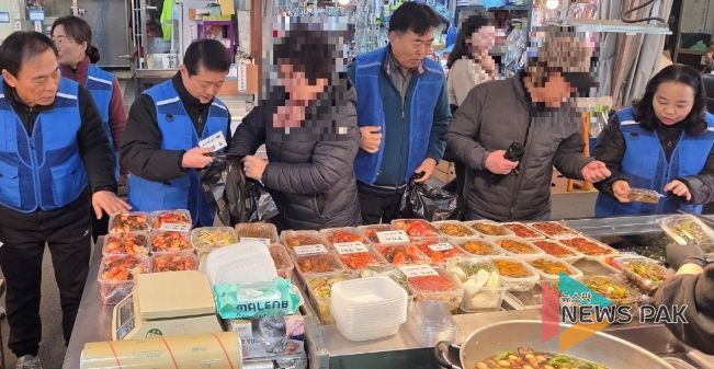 광명시 광명5동 지역사회보장협의체는 지난 20일 위원들과 1:1로 매칭된 독거어르신들이 새마을시장 내 반찬가게에서 반찬쿠폰으로 반찬을 구입하며 외출과 교류의 시간을 갖는 ‘CMS 반찬사업’을 진행했다.