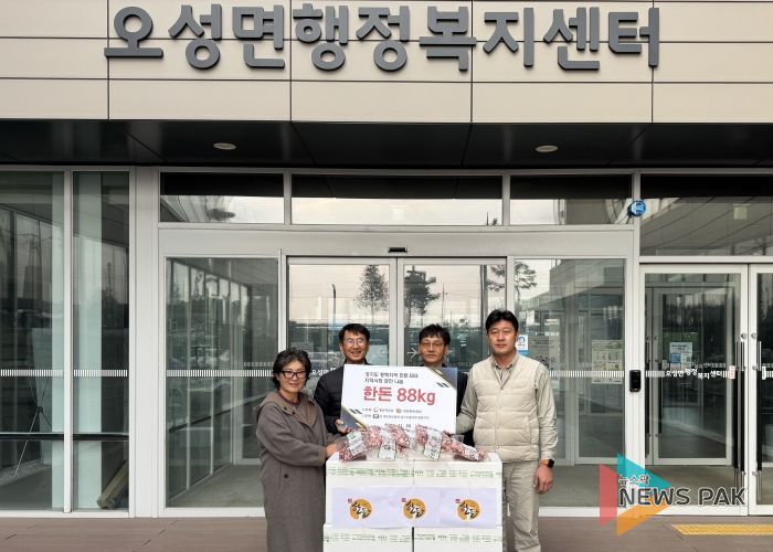 왼쪽부터 해림농장 최인희 사장, 강성식 오성면장 / 대한한돈협회 평택지부 조양연 부지부장, 박성철 이사