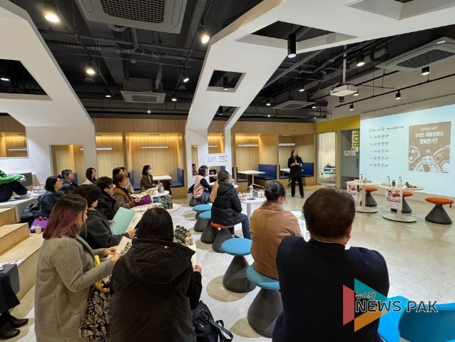 수원특례시가 수원지속가능발전협의회, 아주대학교 RISE사업단과 함께 청책(聽策) 포럼 ‘편견과 차별 너머’를 열고 있다.