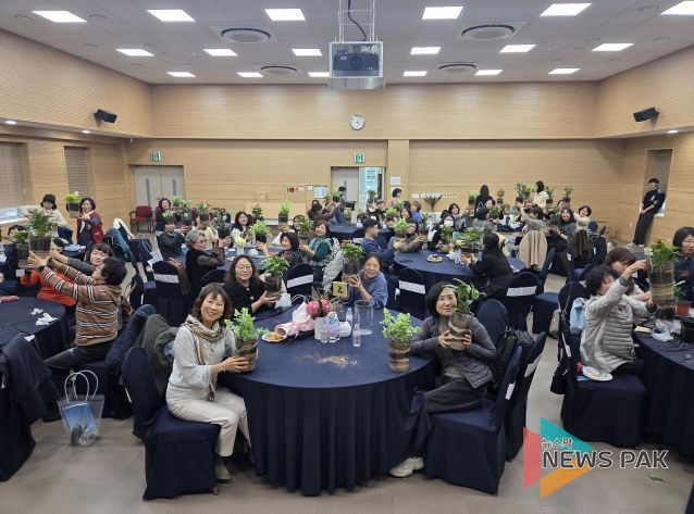 도시농업 참여자들과 유관기관 관계자 등이 ‘2025년 도시농업 종합평가회’에서 함께하고 있다.