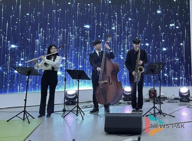 22일 열린 무봉산자연휴양림 별빛콘서트에서 '온음'이 공연하고 있다