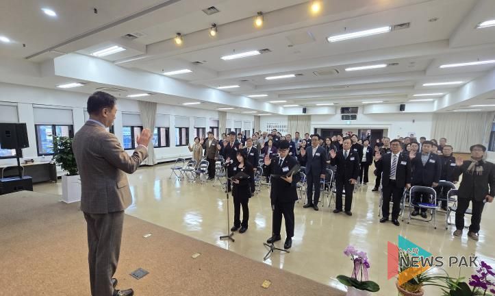 의장인 이재명 대통령을 대신해 자문위원 선서를 받는 정장선 평택시장