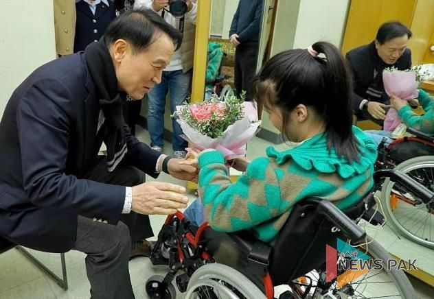 경기도교육청 장애인식개선 창작뮤지컬 ‘위리’ 출연 장애학생을 격려하는 임태희 교육감 사진