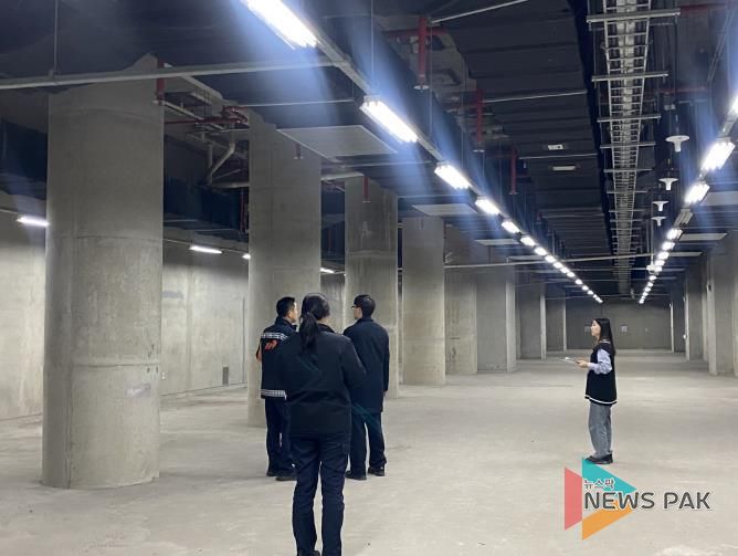 11월 20일 점검반이 수원역 지하 연계 시설물을 점검하고 있다.