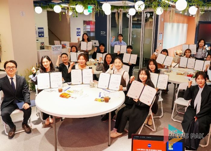 광명시 청춘곳간의 ‘소비자 멘토링 스쿨 1기’ 참여자들이 기념사진을 촬영하고 있다.