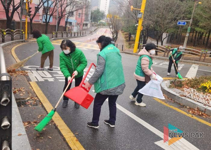 광명시 하안1동 새마을부녀회와 새마을지도자협의회는 25일 하안1동 행정복지센터 일대에서 겨울맞이 낙엽 대청소를 실시했다.