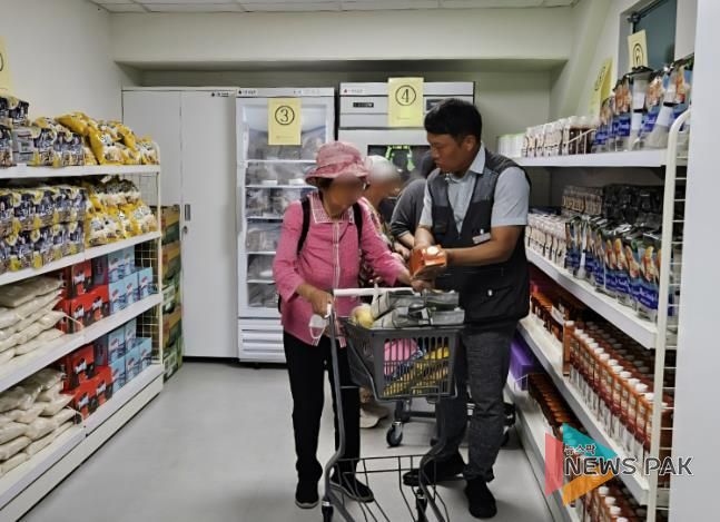 '그냥드림' 시범 사업장으로 선정된 광명푸드뱅크마켓 센터에서 취약계층에 식품을 지원하고 있는 모습