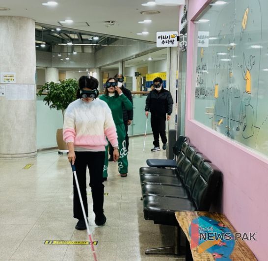 광명시 소하1동 행정복지센터는 26일 통장협의회 통장 43명을 대상으로 장애 인식 개선교육(장애 체험 프로그램)을 실시했다.