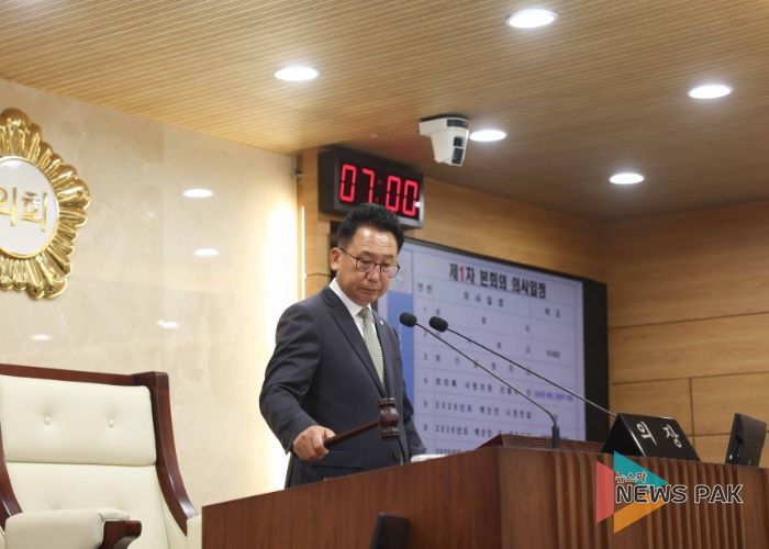 제259회 제2차 정례회 제1차 본회의에서 의사봉 타봉하는 강정구 의장