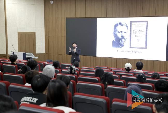 이상일 용인특례시장이 26일 단국대학교 국제관에서 학생들을 대상으로 리더십 특강을 하고 있다.