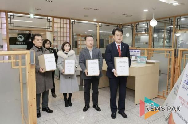 하은호 군포시장, 철도지하화 서명부 국토부에 전달