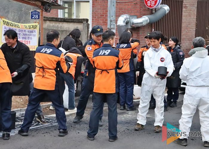 에너지 취약계층 가구에 연탄을 배달하고 있다.