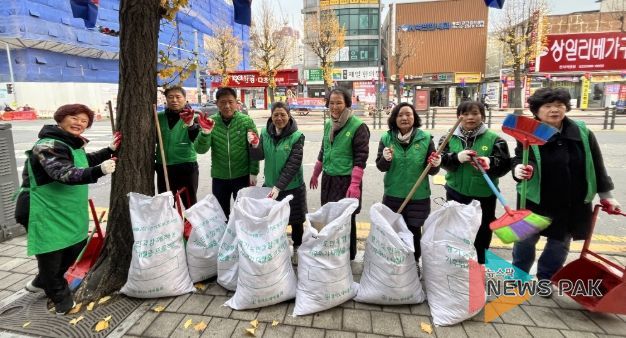 광명시 광명3동 행정복지센터는 지난 21일, 25일, 27일 세 차례에 걸쳐 주민과 단체원 50여 명이 참여한 가운데 낙엽으로 인한 빗물받이 막힘과 미끄럼 사고를 예방하기 위한 ‘가을철 낙엽 대청소’를 실시했다.
