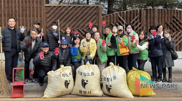 광명시 철산4동 행정복지센터는 지난 26일 가을철 낙엽으로 인한 빗물받이 막힘과 침수 피해를 예방하고 깨끗한 생활환경을 조성하기 위해 ‘2025년 가을철 낙엽 대청소’를 실시했다.