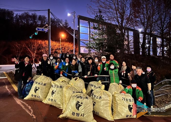 광명시 일직동 행정복지센터는 지난 26일 낙엽으로 인한 빗물받이 막힘과 미끄럼 사고를 예방하기 위해 ‘가을철 낙엽 대청소’를 실시했다.